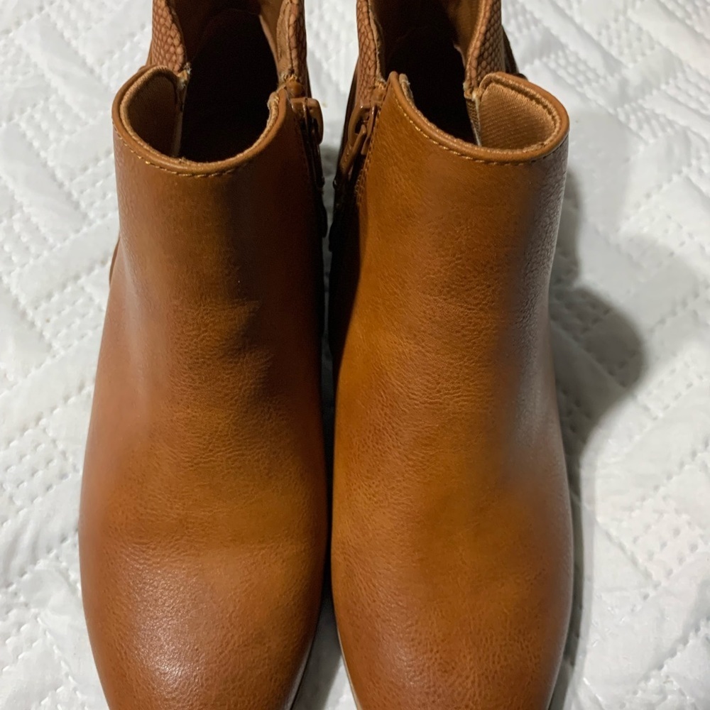 BARETRAPS MARCONI TAN BOOTIES. Faux leather. Worn once. Size 6 1/2. VGC. - Picture 5 of 7